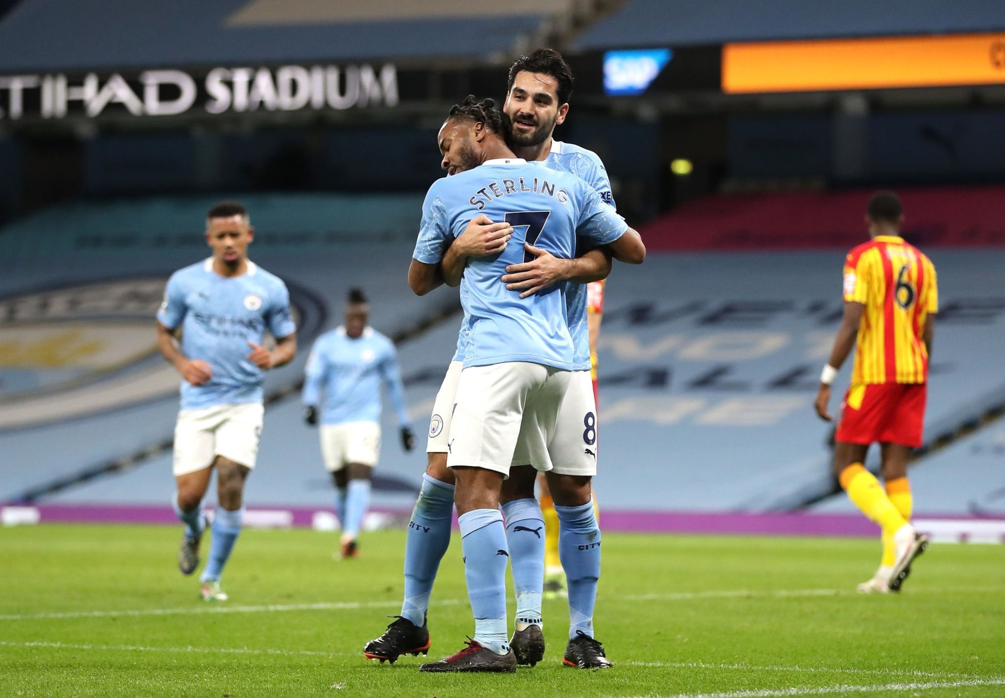 主场为他举 主场为他举